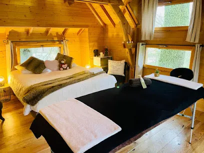 Image de Cascade Essentielle. Massage à domicile, massage bien être, massage prénatale, massage solo ou duo